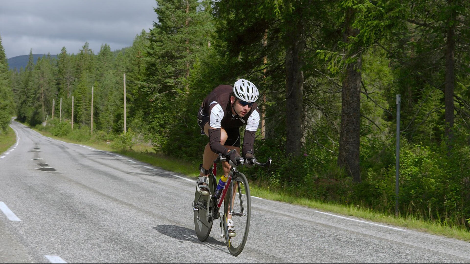 九游娱乐APP-中学篮球课程加入比赛录像分析提升战术理解与实战意识，中学篮球课教学视频